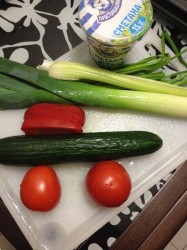 Салат из ранних тепличных овощей - шаг 1