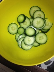 Салат из ранних тепличных овощей - шаг 2