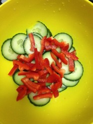 Салат из ранних тепличных овощей - шаг 3