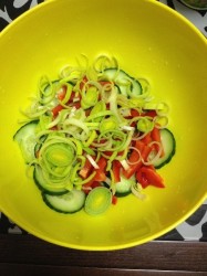 Салат из ранних тепличных овощей - шаг 4