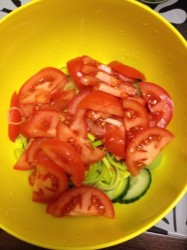 Салат из ранних тепличных овощей - шаг 5