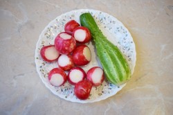 название картинки Салат из редиски с огурцом