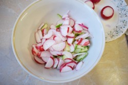 название картинки Салат из редиски с огурцом