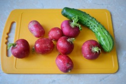 название картинки Салат из редиски с яйцом огурцом и зеленым луком