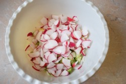 название картинки Салат из редиски с яйцом огурцом и зеленым луком