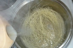 название картинки Салат из рисовой лапши с овощами и курицей