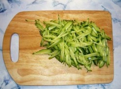 название картинки Салат из рисовой лапши с овощами и курицей