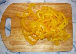 название картинки Салат из рисовой лапши с овощами и курицей