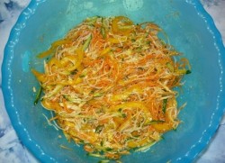 название картинки Салат из рисовой лапши с овощами и курицей