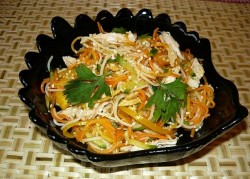 название картинки Салат из рисовой лапши с овощами и курицей