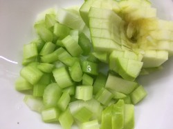 Салат из сельдерея и яблока - шаг 2