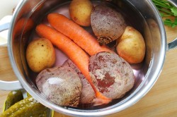 название картинки Салат из сельди с яблоками и свёклой Росолье