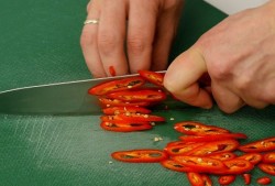 Салат из шпината с рыбой и облепиховым соусом - шаг 2 Салат из шпината с рыбой и облепиховым соусом - шаг 2