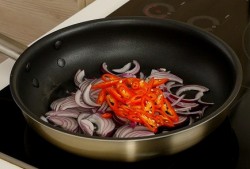 Салат из шпината с рыбой и облепиховым соусом - шаг 6 Салат из шпината с рыбой и облепиховым соусом - шаг 6