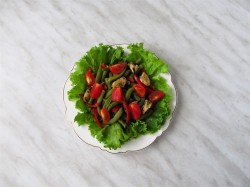 название картинки Салат из стручковой фасоли с мидиями