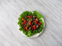 название картинки Салат из стручковой фасоли с мидиями