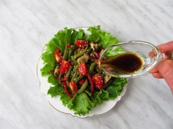 название картинки Салат из стручковой фасоли с мидиями