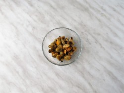 название картинки Салат из стручковой фасоли с мидиями