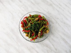 название картинки Салат из стручковой фасоли с мидиями