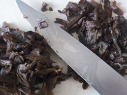 Салат из сушеной баклажановой кожуры - шаг 11