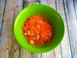 Салат из свежей моркови с айвой мандаринами медом