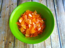 Салат из свежей моркови с айвой мандаринами медом