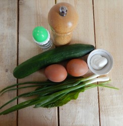 Салат из свежих огурцов и яиц