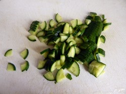 Салат из свежих огурцов и яиц