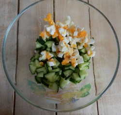 Салат из свежих огурцов и яиц