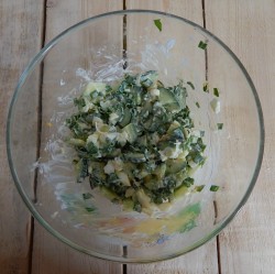 Салат из свежих огурцов и яиц