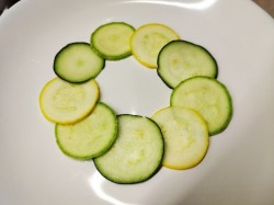 название картинки Салат из свежих сырых кабачков