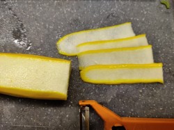 название картинки Салат из свежих сырых кабачков