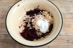 Салат из свеклы и моркови с сыром