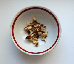 Салат из свеклы с чесноком и грецкими орехами