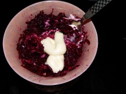 Салат из свеклы с чесноком и грецкими орехами