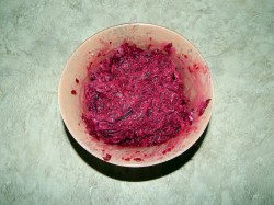 Салат из свеклы с чесноком и грецкими орехами