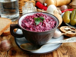 Салат из свеклы с чесноком и грецкими орехами
