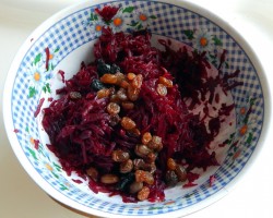 название картинки Салат из свеклы с изюмом