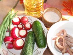 Салат с вареной рыбой, огурцами, редисом
