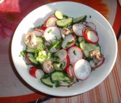 Салат с вареной рыбой, огурцами, редисом