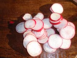 Салат с вареной рыбой, огурцами, редисом