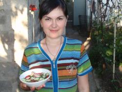 Салат с вареной рыбой, огурцами, редисом