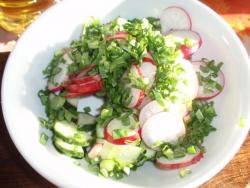 Салат с вареной рыбой, огурцами, редисом