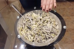 Салат из свиного сердца с маринованным луком - шаг 10