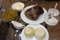 Салат из свиного сердца с маринованным луком - шаг 1