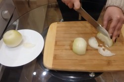 Салат из свиного сердца с маринованным луком - шаг 2