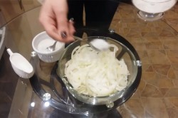 Салат из свиного сердца с маринованным луком - шаг 3