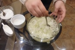 Салат из свиного сердца с маринованным луком - шаг 4