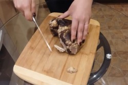 Салат из свиного сердца с маринованным луком - шаг 5