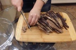 Салат из свиного сердца с маринованным луком - шаг 6